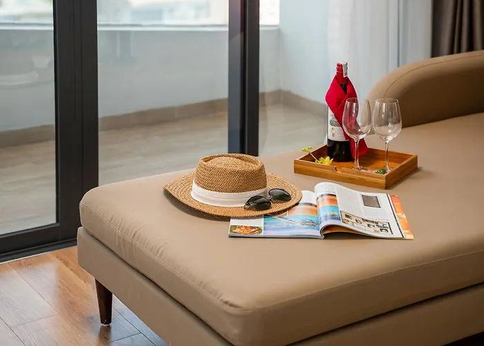 Hotel Delasea - Modern Bayview Escape