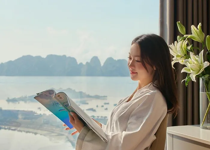 Hotel Delasea - Modern Bayview Escape Ha Long